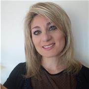 Donna laureata in ingegneria impartisce lezioni su materie scientifiche